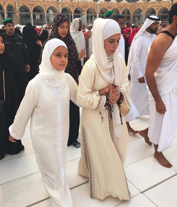 بالصور: الأميرة هيا زوجة حاكم دبي وابنتها تؤديان مناسك العمرة
