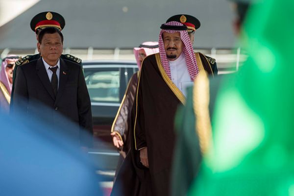 شاهد.. مالذي أدهش رئيس الفلبين داخل منزل الملك سلمان بالسعودية؟