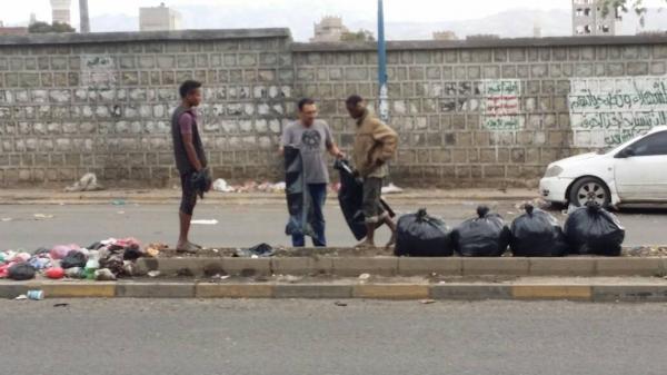 ناشط بصنعاء يطلق حملة "ساهم ولو بكيس" من اجل رفع القمامات المتكدسة بالشوارع والحارات
