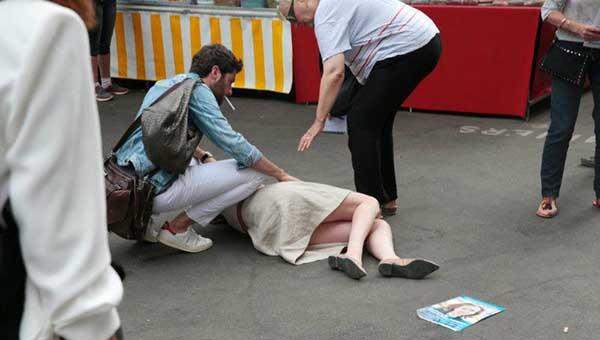 بالصور: رجل يعتدي على وزيرة فرنسية ويطرحها أرضاً في أحد أسواق باريس
