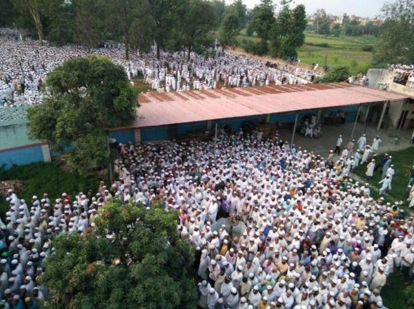 من هو المُحَدِّث الهندي «الجَوْنْفوري» الذي شيعه عشرات الآلاف في مشهد جنائزي مهيب (صور وفيديو)