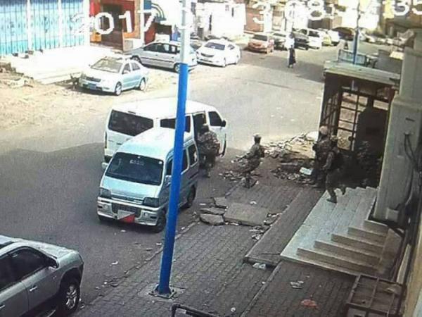 شاهد صور واضحة لعملية السطو على البنك الأهلي في عدن امس الخميس