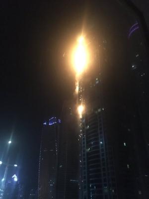 حريق هائل في احد ابراج دبي العملاقة