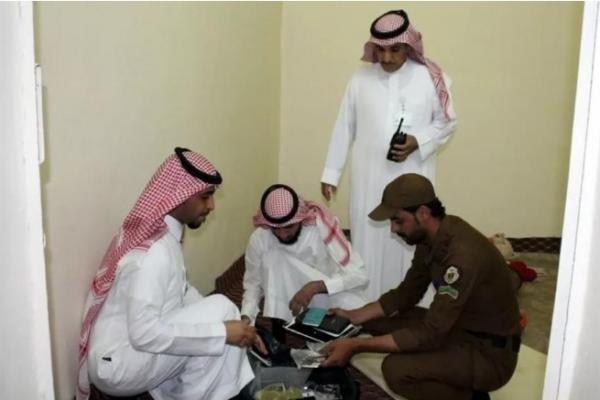 العمل السعودية تلقي القبض على وافدين داخل شقة سكنية كانوا يقومون بهذا الفعل ! (صور)
