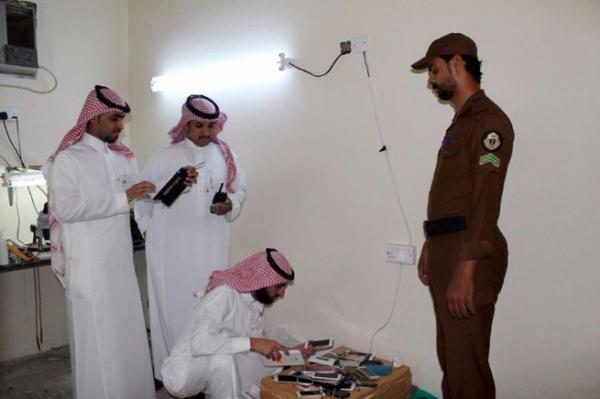 العمل السعودية تلقي القبض على وافدين داخل شقة سكنية كانوا يقومون بهذا الفعل ! (صور)