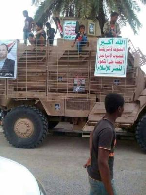 الحوثيون يتجولون بمدرعات التحالف في الحديدة (صور)