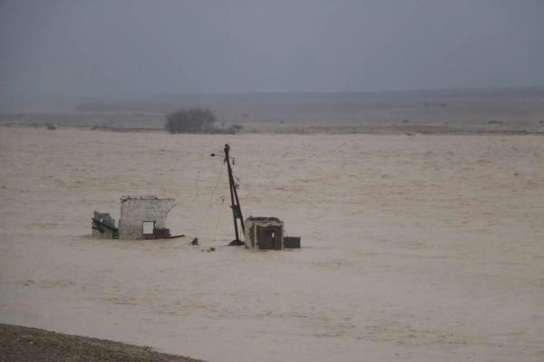 عاجل: السيول تحاصر المهرة بمختلف مديرياتها والسلطة المحلية تطلق نداء استغاثة (صور)