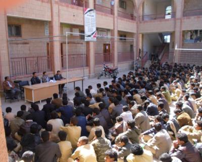 تحت شعار بالعلم نبني اليمن اساتذة جامعة البيضاء يحاضرون طلاب ثانوية جمعان المحورية