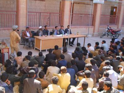 تحت شعار بالعلم نبني اليمن اساتذة جامعة البيضاء يحاضرون طلاب ثانوية جمعان المحورية