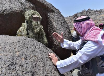 شاهد بالصور .. أمير سعودي يظهر في الخطوط الأمامية للجبهة بالحـدود