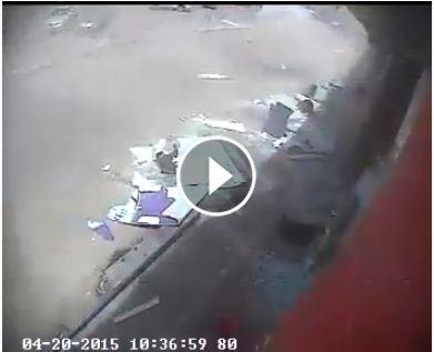 شاهد فيديو جديد نصف دقيقة لكاميرا مراقبه لحظة القصف على فج عطان وسقوط ضحايا بالشارع