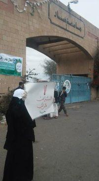 بالصور.. أكاديمية يمنية تعتصم وحيدة أمام جامعتها