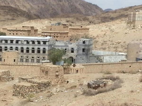 اليمن : شاهد بالصور حجم الدمار بمنزل الشيخ القبلي (الغادر) الذي قصفته طائرات التحالف اليوم