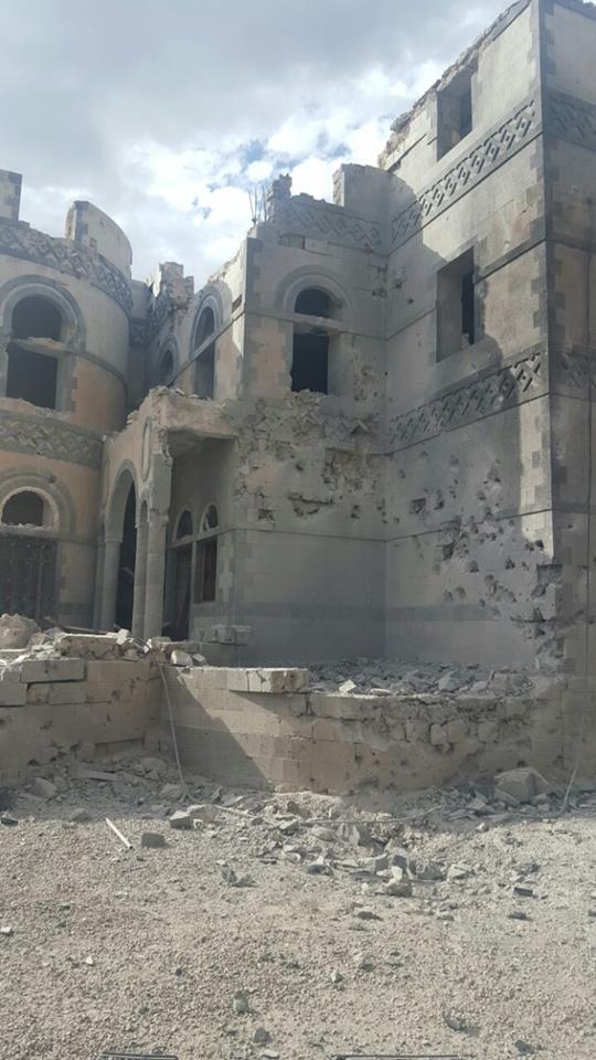 اليمن : شاهد بالصور حجم الدمار بمنزل الشيخ القبلي (الغادر) الذي قصفته طائرات التحالف اليوم