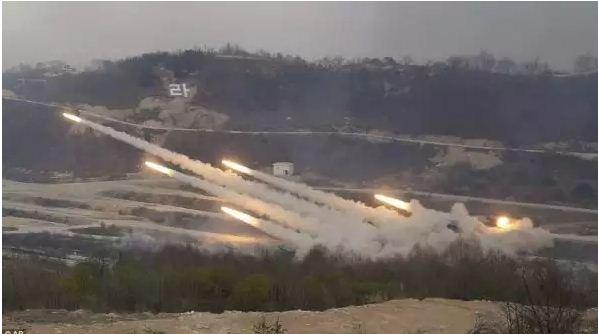 شاهد بالصور “كيم” يستعدّ للحرب بمناورة ضخمة للجيش .. 300 دبابة أطلقت قذائفها معاً على أهدافٍ وهميّة