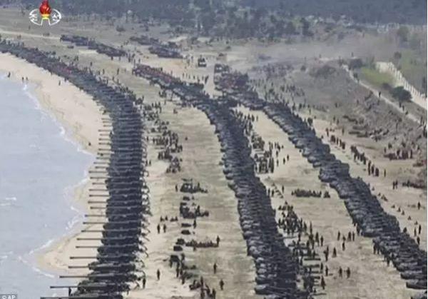 شاهد بالصور “كيم” يستعدّ للحرب بمناورة ضخمة للجيش .. 300 دبابة أطلقت قذائفها معاً على أهدافٍ وهميّة