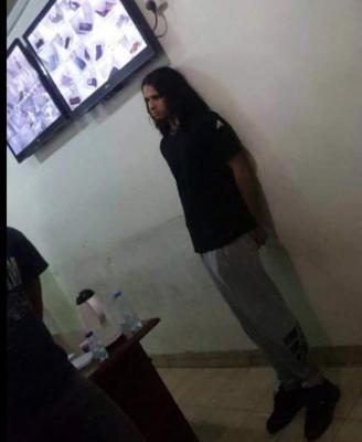 شاهد بالصوره الامير السعودي (سعود) الذي اعتدى على اليمني وهو مكلبش بقسم الشرطة