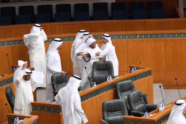 عراك بالأيدي بين أعضاء مجلس الأمة بالكويت(صور)