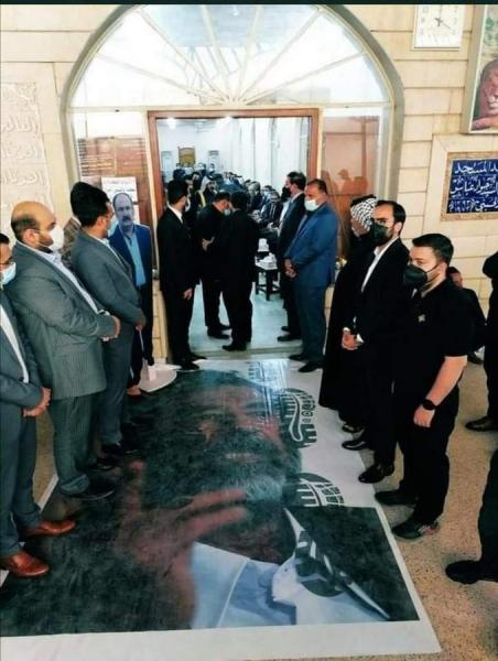 صورة صدام حسين على الأرض يدوس عليها معزون  قاضي محاكمته تثير غضب الكثير(صور)