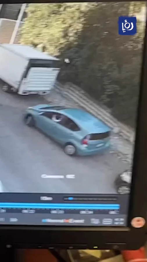 مجرم يسرق سيارة فتاة وعند محاولتها للنزول من السيارة والهرب منه حدثت الفاجعة (فيديو)