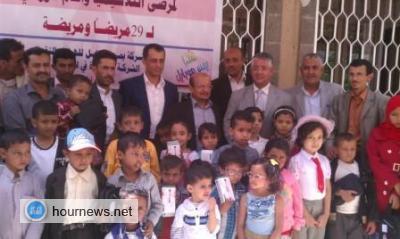 صورة تذكارية تجمع المدير التنفيذي لشركة يمن موبايل والأطفال المصابين بالمرض وقيادة الجمعية 
