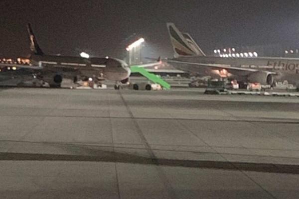 الكشف عن وقوع حادثة اصطدام بين طائرتين في مطار جدة (صور)
