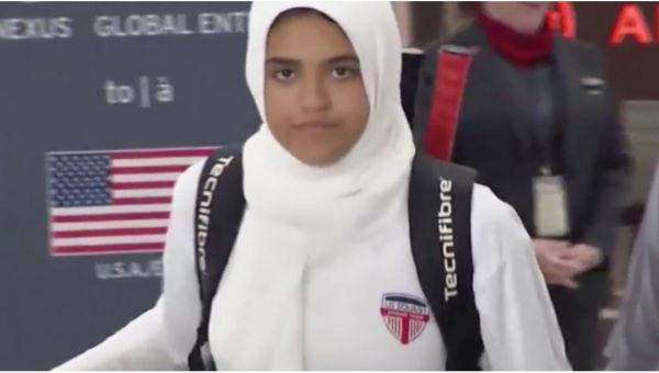 الخطوط الكندية تجبر فتاة مسلمة صغيرة على خلع حجابها أمام الركاب!
