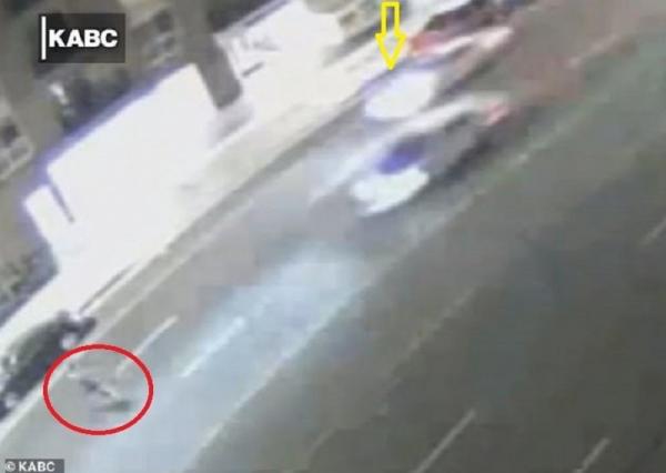 فيديو دهس مروع .. 30 سيارة مرت بجوار جثة ولم يلتفت إليها أحد