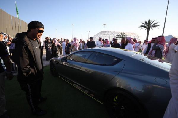 شاهد بالصور.. "رونالدينهو" أول مشترٍ في مزاد معرض الرياض للسيارات بموسم الرياض