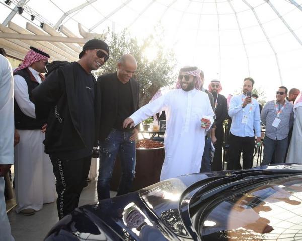 شاهد بالصور.. "رونالدينهو" أول مشترٍ في مزاد معرض الرياض للسيارات بموسم الرياض