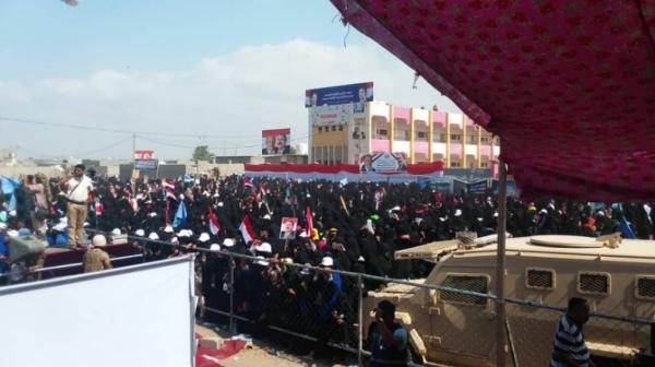 حشود ضخمة تظهر علناً لأول مرة لإحياء ذكرى وفاة الرئيس السابق صالح (صور)