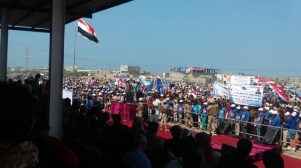 حشود ضخمة تظهر علناً لأول مرة لإحياء ذكرى وفاة الرئيس السابق صالح (صور)