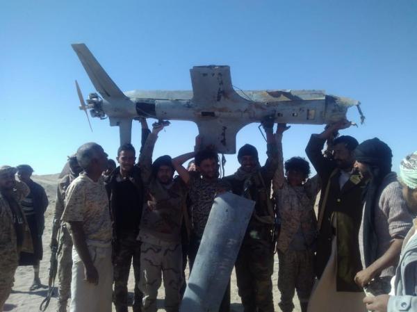 رفعوها فوقهم .. شاهد قوات من الجيش في مأرب ترفع طائرة مسيرة حوثية بطريقة غريبة (صور)