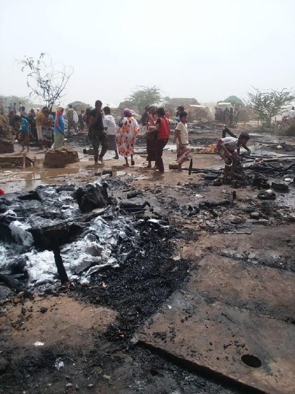 سقوط ضحايا في حريق بمخيم نازحين في الحديدة (صور)