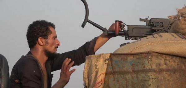 العميد طارق صالح يكرم جندياً سحق هجوماً للحوثيين في الحديدة