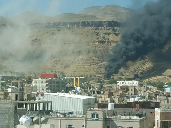 حريق وتصاعد الدخان جراء قصف الطيران على صنعاء (شاهد صور واضحة)