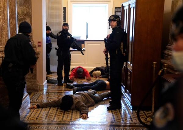 مواجهات مسلحة داخل قاعات الكونغرس الامريكي (صور من الداخل)
