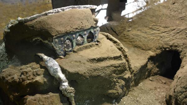 الكشف عن «عربة رومانية» وُجدت في بومبي بعد حوالي 2000 عام ..! 