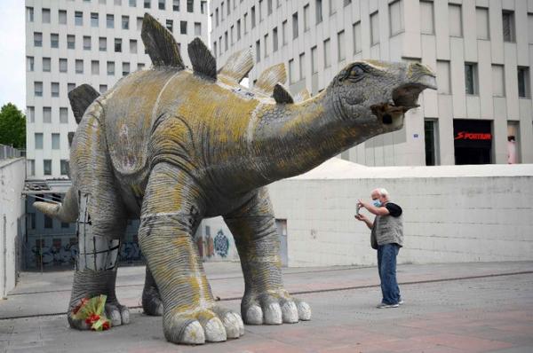 لغز في إسبانيا.. رجل ميت داخل تمثال ديناصور