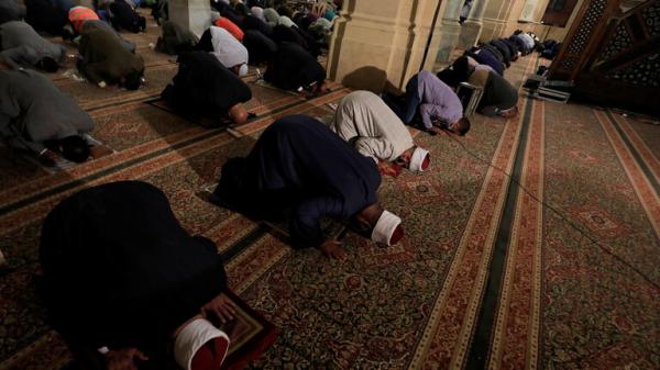 عامل يرتكب فعل شنيع داخل احد المساجد بمصر والأوقاف تصدر بيان حوله !