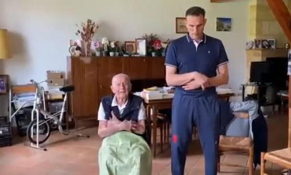 مسن فرنسي يعتنق الإسلام وعمره 95 عاما، متأثرا بأخلاق جيرانه (فيديو)