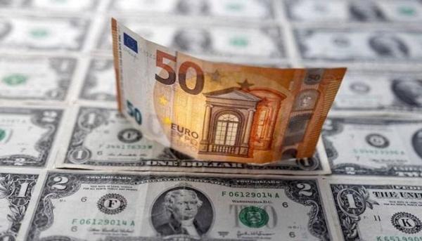 اليورو يهوي أمام الدولار إلى رقم قياسي