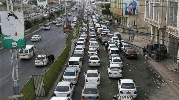 عاجل: ظهور طوابير طويلة للسيارات أمام محطات النفط بالعاصمة صنعاء.. والوزراة توضح