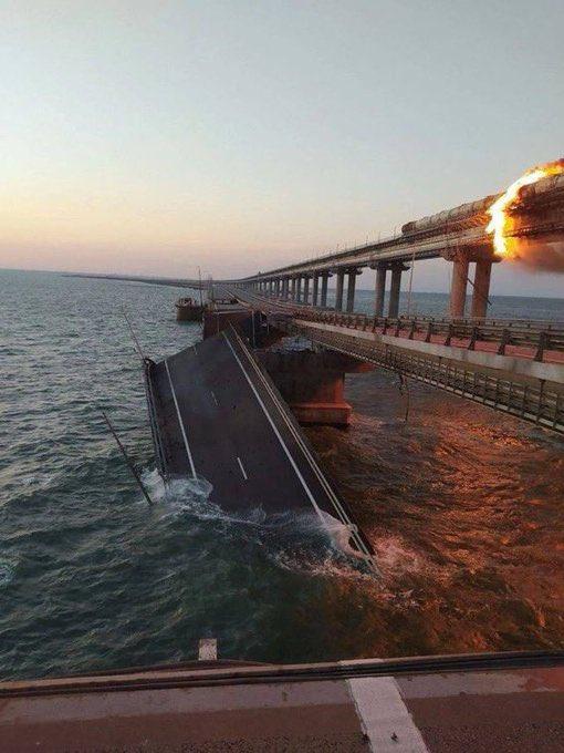 تفجير جسر كيرتش في شبه جزيرة القرم.. وروسيا تعتبره إعلان حرب
