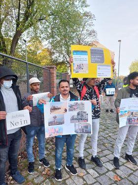 مظاهرة امام المكتب الاتحادي للهجرة واللاجئين بألمانيا بسبب رفض لجوء اليمنيين