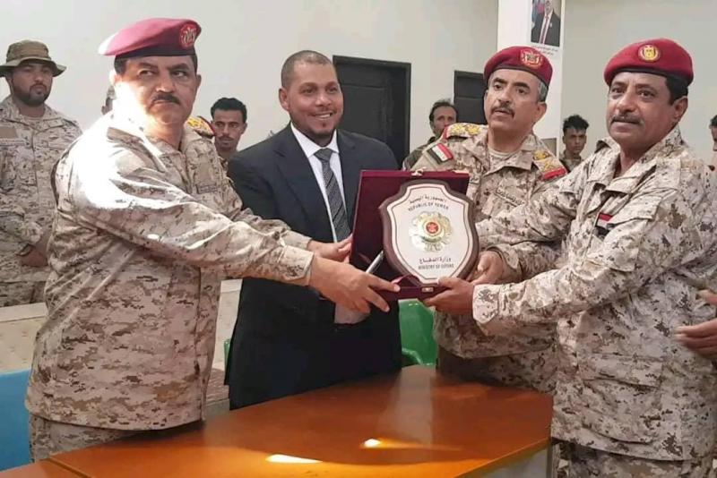 وزير الدفاع اليمني ورئيس هيئة الأركان يزورون يصلون إلى محافظة سقطرى