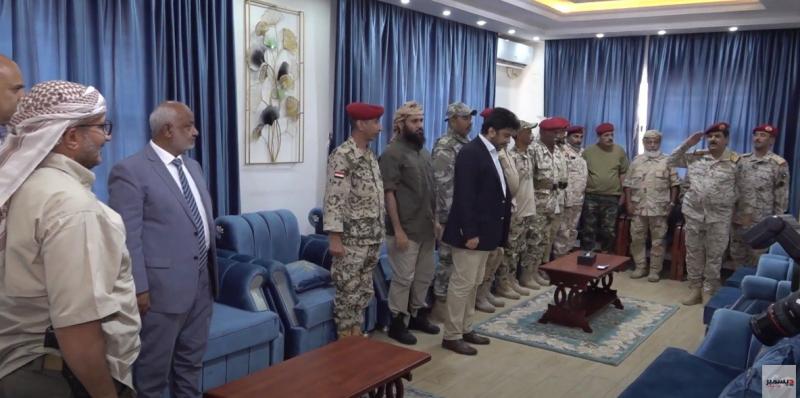 مغادرة وزير الدفاع اليمني والوفد المرافق له تعز عقب استهداف موكبه بطائرة مسيرة
