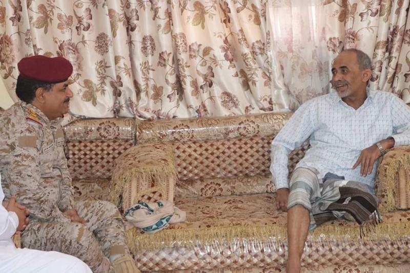 وزير الدفاع يزور اللواء محمود الصبيحي في منزله بلحج