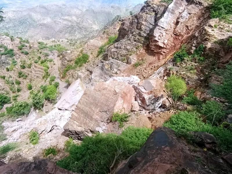 انهيار صخري جبلي يهدد حياة قرية كاملة في مديرية حزم العدين بمحافظة إب
