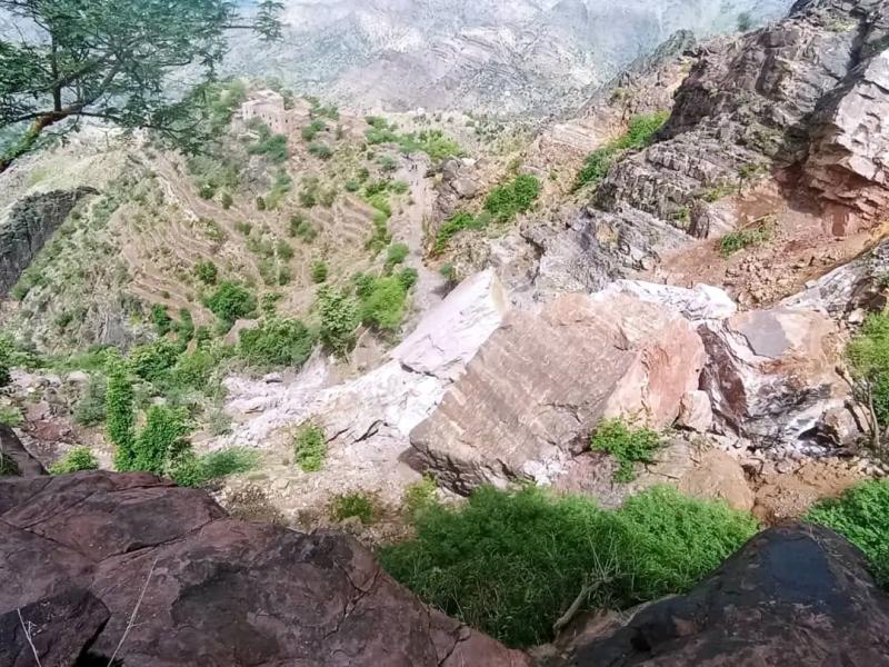 انهيار صخري جبلي يهدد حياة قرية كاملة في مديرية حزم العدين بمحافظة إب